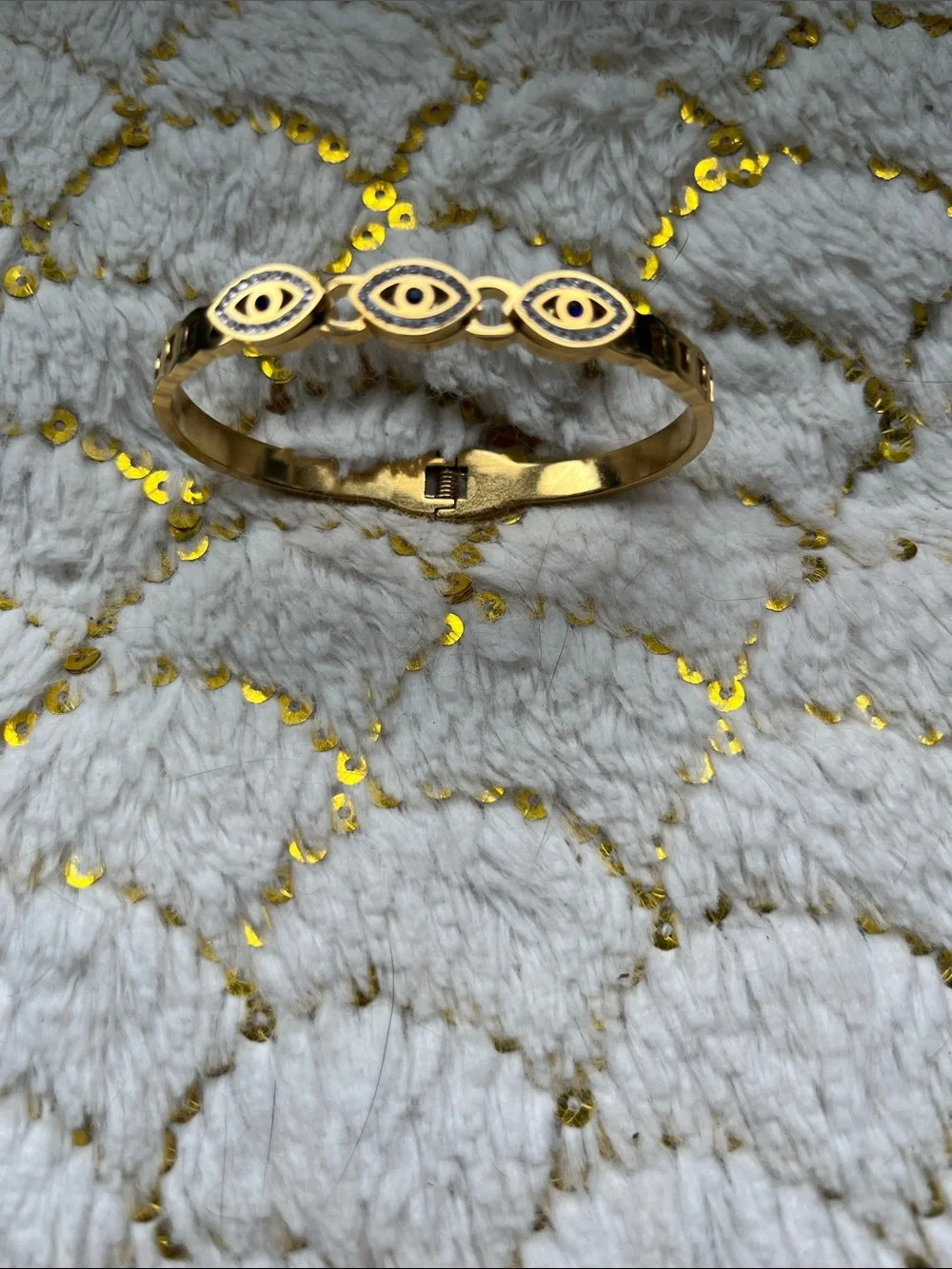 Bracelet with 3 protective eyes, rimmed in blue and shiny gems.